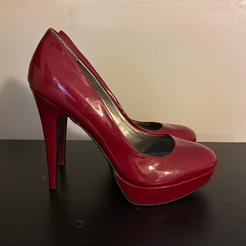 Cherry red Guess pumps / heels, size 8